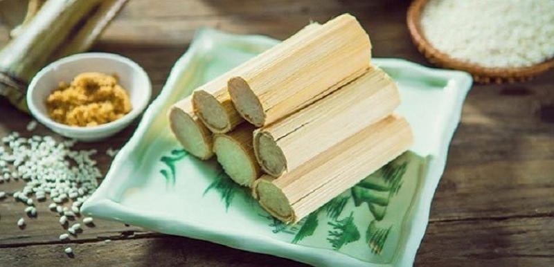 Một mâm cơm thịnh soạn với các món đặc sản như cơm lam, thịt nướng, và rau rừng tại Vườn Quốc gia Xuân Sơn